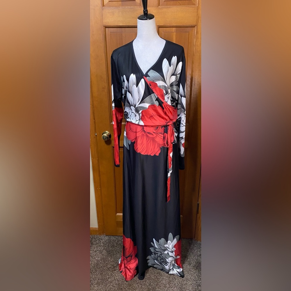 NWOT Urbanic Plus Size Bold Floral Faux Wrap Maxi Dress - Picture 2 of 5